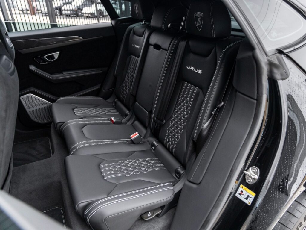 Urus Performante Black Int Rear